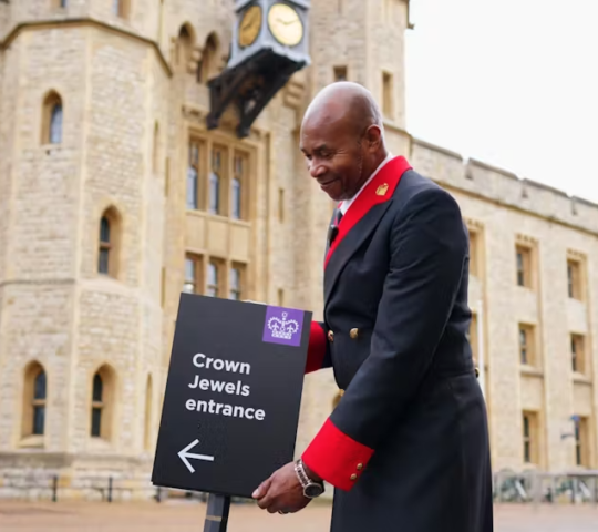 Tower of London tickets plus Crown Jewels and Yeoman Warder walking tour